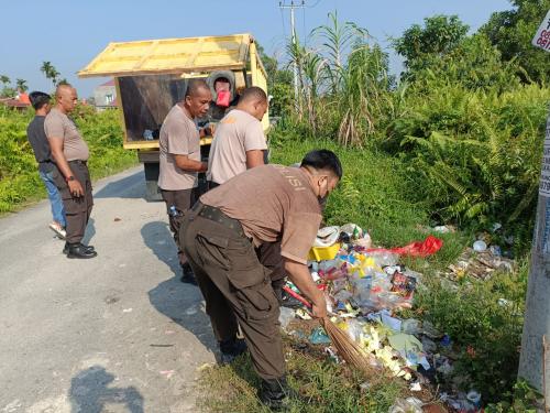 Polda Riau Bersama Stakeholder Terkait Bersihkan Sampah di Pematang Kapau 